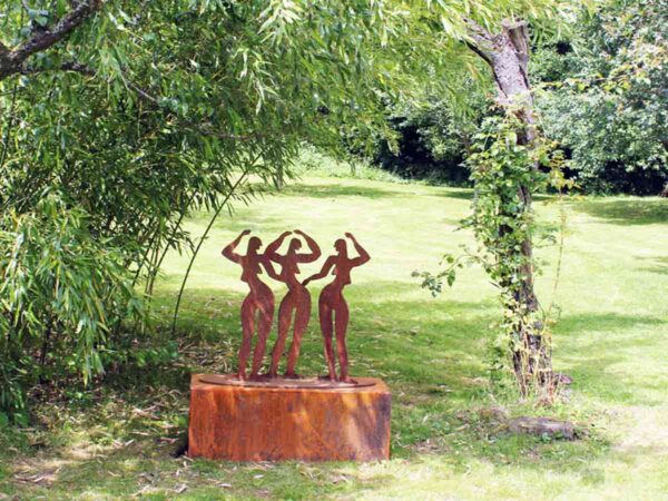 Kunst Skulptur. Gartenskulptur Rost. Abstrakte Metallfigur.