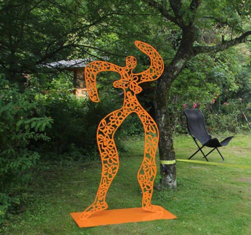 Skulptur Garten. Metallskulptur florale Form. Gartenskulptur von Künstler. Orange.